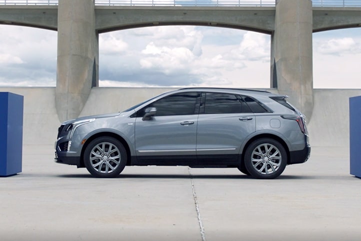 Asistente semiautomático de estacionamiento frontal y trasero que alerta al conductor de Cadillac XT5 2021, crossover de lujo